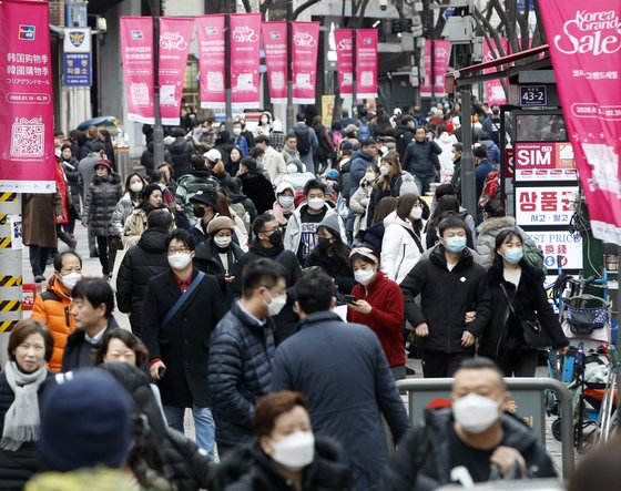 지난달 28일 서울 중구 명동거리에서 시민들이 마스크를 쓴 채 걷고 있다. [뉴스1]