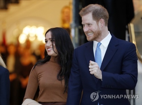 영국 왕실서 '일선 후퇴' 해리 왕자 부부 (런던 AP=연합뉴스)  영국 해리 왕자 부부가 지난 1월 7일 런던 캐나다 하우스를 방문한 뒤 떠나는 모습.