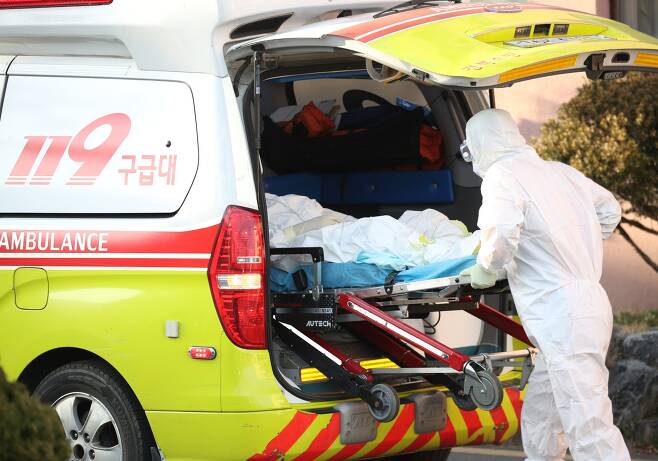 21일 오후 국내 첫 신종 코로나바이러스 감염증(코로나19) 두 번째 사망자가 발생한 경북 청도군 청도대남병원에서 입원 중인 환자가 다른 병원으로 이송되고 있다. [뉴스1]