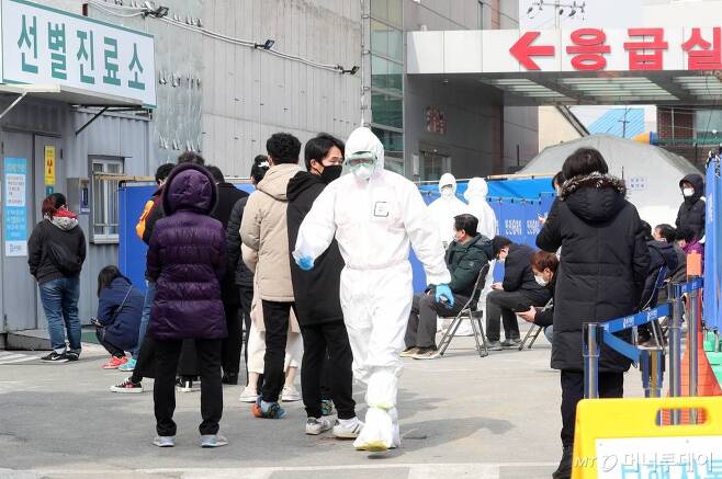 21일 오후 대구의료원을 찾은 의심 환자들이 검사를 위해 줄지어 기다리고 있다. / 사진=김휘선 기자 hwijpg@