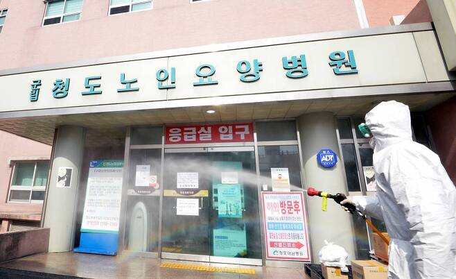 코로나19로 국내 첫 사망자가 발생한 경북 청도군 대남병원을  21일 오후 질병관리본부 관계자들이 방역작업을 하고 있다. / 사진=뉴시스