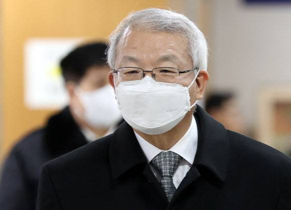 법정 향하는 양승태 전 대법원장 - 사법행정권 남용 의혹을 받는 양승태 전 대법원장이 21일 오후 서울 서초구 서울중앙지법에서 열린 속행공판에 출석하기 위해 법정으로 향하고 있다. 2020.2.21 연합뉴스 법정 향하는 양승태 전 대법원장 - 사법행정권 남용 의혹을 받는 양승태 전 대법원장이 21일 오후 서울 서초구 서울중앙지법에서 열린 속행공판에 출석하기 위해 법정으로 향하고 있다. 2020.2.21 연합뉴스