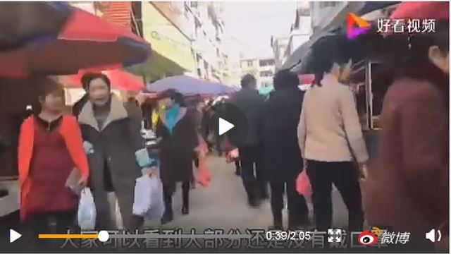 21일 중국 장시성 루이진시의 한 시장에서 주민 대부분 마스크를 쓰지 않은 채 노점 사이를 오가고 있다. 논란이 일자 당국은 다음날 긴급통지를 통해 “시골 장날에 주민들이 모이는 것을 금지한다”고 밝혔다. 웨이보 캡처