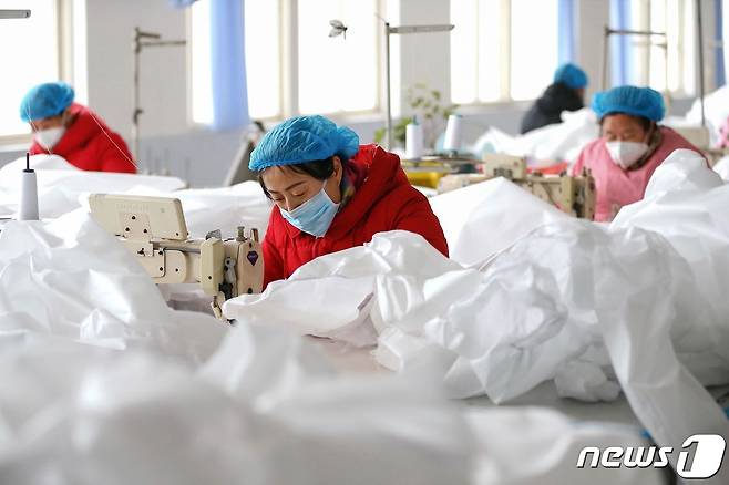 신종 코로나바이러스 의료 용품 지원을 위해 6일(현지시간) 중국 산둥성 칭다오시의 한 공장 노동자들이 방호복을 생산하고 있다. © AFP=뉴스1