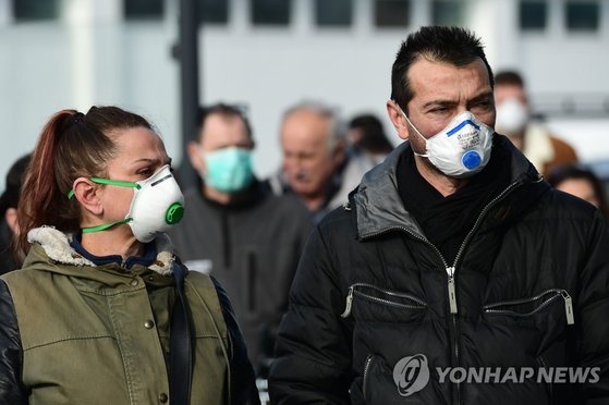 신종 코로나바이러스 감염증이 확산하는 이탈리아에서 마스크를 쓰고 거리를 걷는 시민들. [AFP=연합뉴스]