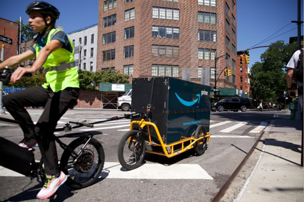 아마존은 뉴욕 도심에서 전기자전거를 활용한 택배 배송을 시범운영하고 있다. [사진 제공·아마존]