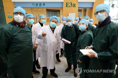 중국 후베이성 우한의 병원을 방문한 세계보건기구(WHO) 파견팀 [로이터=연합뉴스]