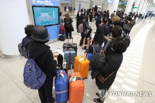 문 닫은 이스라엘.. 되돌아온 여행객들 이스라엘로 가는 중에 입국 금지를 당한 한국인 승객들이 지난 23일 오후 인천국제공항을 통해 귀국하는 모습. [연합뉴스 자료사진]