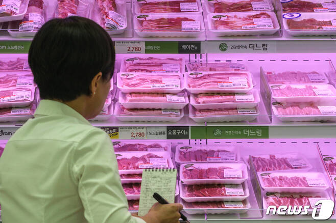 서울 시내의 한 대형마트에 진열된 돼지고기. 2019.10.7/뉴스1 © News1 성동훈 기자