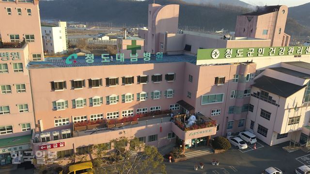 신종 코로나 확진자와 사망자가 대거 발생한 경북 청도대남병원 전경. 이 병원 5층은 대거 확진자가 나온 정신병동이다. 4층은 없다. 전준호 기자