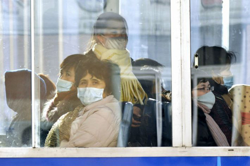 북한 평양시민들이 22일 마스크를 착용하고 무궤도전차에 탑승해 있다. 북한은 한국 등 주변국가의 코로나19 확산 소식을 신속하게 보도하면서 주민들에게 야외에서 마스크를 쓰지 않는 것은 '죄를 짓는 것'이라며 경각심을 고취시키고 있다. 연합뉴스