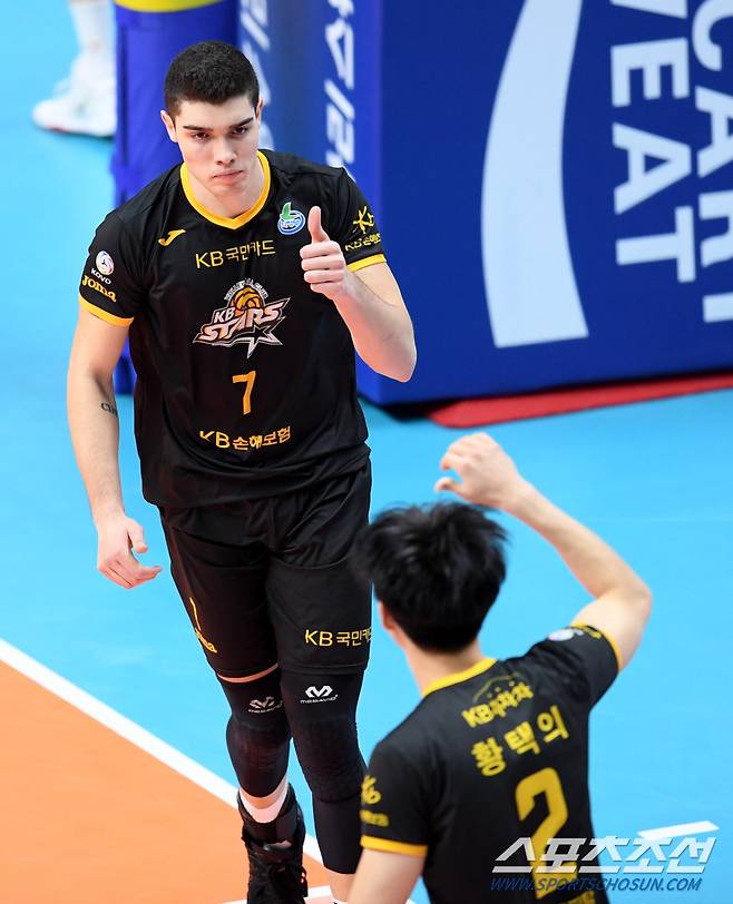 2019-2020 프로배구 남자부 OK저축은행과 KB손해보험의 경기가 26일 안산상록수체육관에서 열렸다. KB 마테우스가 공격을 성공하며 환호하고 있다. 안산=허상욱 기자 wook@sportschosun.com/2020.02.26/