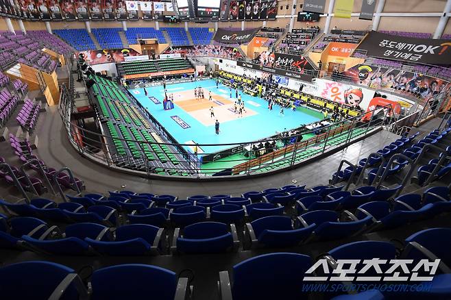 2019-2020 프로배구 남자부 OK저축은행과 KB손해보험의 경기가 26일 안산상록수체육관에서 열렸다. 코로나19 확산 방지를 위해 무관중 경기가 펼쳐지고 있다. 안산=허상욱 기자 wook@sportschosun.com/2020.02.26/