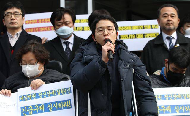변재원 전국장애인차별철폐연대 정책국장이 26일 서울 중구 국가인권위원회 앞에서 열린 '장애인 인권이 없는 차별적인 코로나 대응, 국가인권위원회 긴급구제 기자회견'에서 발언하고 있다. 뉴시스