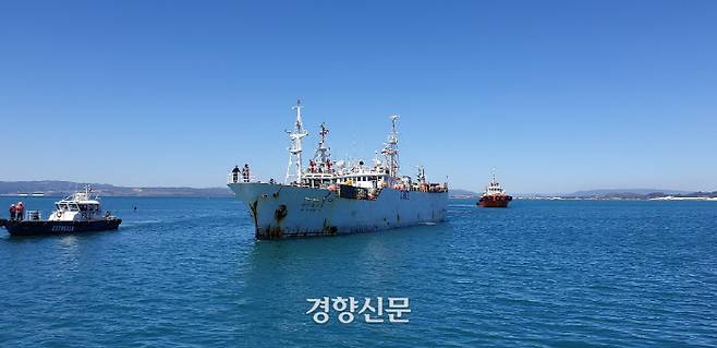우리 원양어선 707홍진호가 표류 48일만에 칠레 탈카우아노항으로 귀항하고 있다. 해양수산부 제공