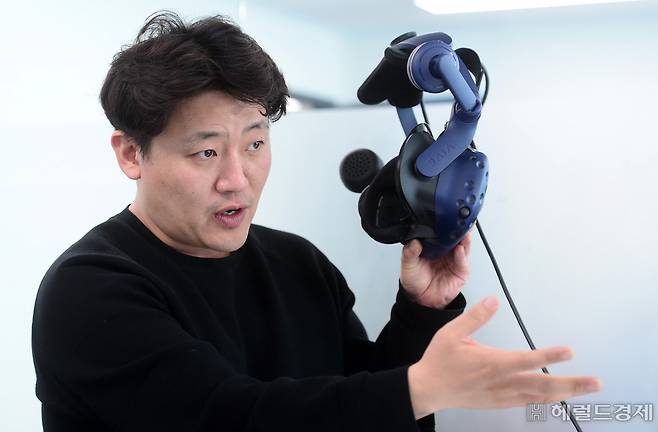 록시드랩스 채용욱 대표가 컨트롤러 센서를 기반으로 한 것이 아닌 뇌파를 이용한 VR 기술에 대해 설명하고 있다. 룩시드랩스의 VR은 뇌파를 감지해서 눈에 보이는 영상으로 구현해준다. 이상섭 기자/babtong@heraldcorp.com