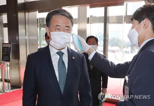 체온 측정하는 박능후 장관 (서울=연합뉴스) 하사헌 기자 = 박능후 보건복지부 장관이 26일 오전 국회 법사위 전체회의에 출석하기 위해 서울 여의도 국회 본청에 들어서며 체온을 측정하고 있다. 이날 법사위는 코로나 대응 3법인 감염병의 예방 및 관리에 관한 법률, 검역법, 의료법 등 3개 법 일부개정안을 심의한다. toadboy@yna.co.kr
