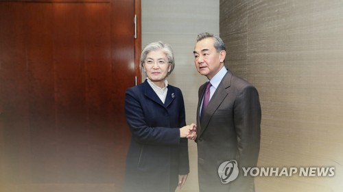 악수하는 강경화 장관과 중국 왕이 국무위원(CG) [연합뉴스TV 제공]