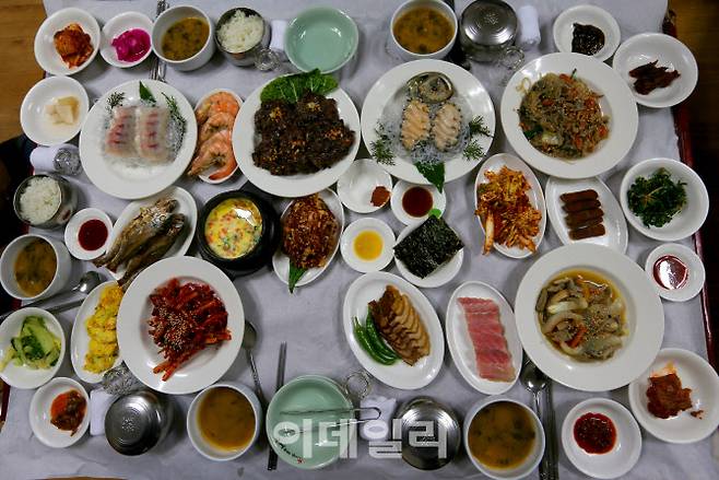 해남읍내의 ‘한성정’은 해남 한정식을 제대로 맛볼 수 있는 식당이다. 한 상에 부려 40여가지 음식들이 올라간다.