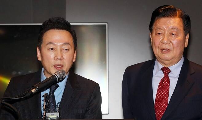 정봉주 전 민주당 의원(왼쪽)이 이근식 창당준비위원장과 함께 28일 서울 여의도 한 호텔에서 비례정당인 '열린민주당' 창당 기자회견을 가졌다. 사진=연합뉴스