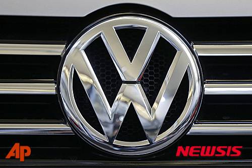 【피츠버그(미 펜실베이니아주)=AP/뉴시스】지난 2월14일 미 펜실베이니아주 피츠버그의 폭스바겐 판매점에 전시된 자동차의 폭스바겐 로고. 미 한경보호청(EPA)은 대기오염물질 배출 검사 결과를 조작한 혐의로 폭스바겐에 50만 대에 가까운 차량 리콜을 명령했다. 폭스바겐 주가는 21일 독일 프랑크푸르트 증권거래소에서 17%나 폭락했다. 2015.9.21