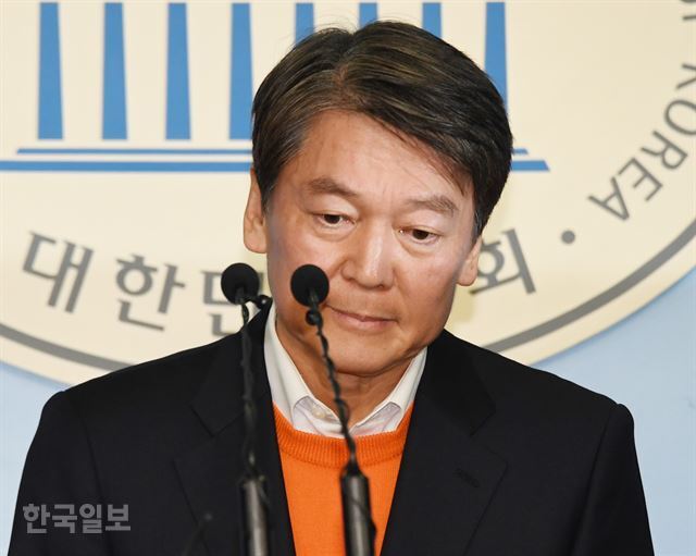 안철수 국민의당 대표가 28일 서울 여의도 국회 정론관에서 기자회견을 하기에 앞서 인사를 하고 있다. 오대근기자