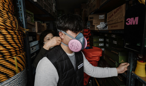 코로나19 확산 여파로 방역용품 수요가 급증하는 가운데 1일 서울 청계천의 안전용품 판매점을 찾은 한 시민이 산업용 마스크를 착용해보고 있다. 하상윤 기자