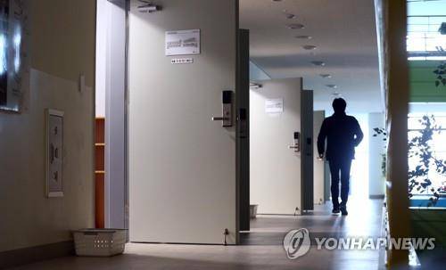 경증 확진자 맞을 준비하는 중앙교육연수원 (대구=연합뉴스) 김현태 기자 = 2일 오전 대구시 동구 신서동 교육부 중앙교육연수원 창의관에서 신종 코로나바이러스 감염증(코로나19) 경증 확진자를 맞을 준비가 한창이다. 대구시와 관계 당국은 코로나19 확진자가 늘어나며 병상확보를 위해 이날부터 경증 확진자는 중앙교육연수원에 수용해 치료하기로 했다. 2020.3.2 mtkht@yna.co.kr