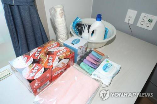 경증 확진자 맞을 중앙교육연수원 창의관 1인실 (대구=연합뉴스) 김현태 기자 = 대구에서 신종 코로나바이러스 감염증(코로나19) 확진자가 늘어나며 병상확보를 위해 2일부터 경증 확진자만 수용해 돌보게 될 대구시 동구 신서동 교육부 중앙교육연수원 창의관 1인실 내부 모습. 2020.3.2 mtkht@yna.co.kr (끝)