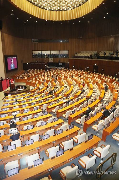 민주당-정의당 빈 자리속 미래한국당 한선교 대표 연설 (서울=연합뉴스) 안정원 기자 = 3일 오후 국회 임시회 6차 본회의에서 열린 미래한국당 한선교 대표 비교섭단체 대표연설에서 더불어민주당과 정의당 의원들의 자리가 비어있다. 2020.3.3 jeong@yna.co.kr