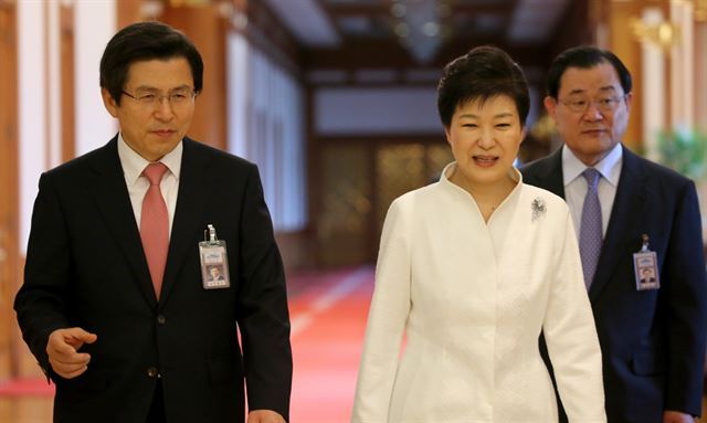 박근혜 대통령이 2016년 5월 10일 청와대에서 국무회의를 주재하기 위해 황교안 국무총리, 이병기 대통령비서실장과 함께 회의장에 들어서고 있다. 연합뉴스