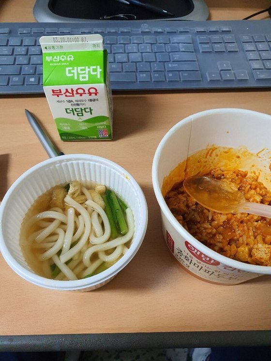 지난 2일 간호사 A씨가 자신의 SNS에 올린 대구 모 병원 코로나 병동 '컵밥 식단' 사진. 트위터 캡쳐