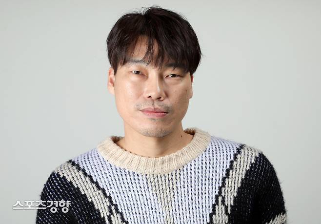 영화 ‘지푸라기라도 잡고 싶은 짐승들’에서 메기역으로 출연한 배우 배진웅이 스포츠경향을 찾았다. 오는 19일 개봉하는 이 영화는 인생 마지막 기회인 돈 가방을 차지하기 위해 최악의 한탕을 계획하는 평범한 사람들의 범죄극이다./박민규선임기자