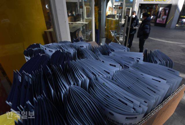 5일 서울 중구 명동 거리의 한 상점에서 KF94 마스크를 개당 4,000원에 판매하고 있다. 서재훈 기자