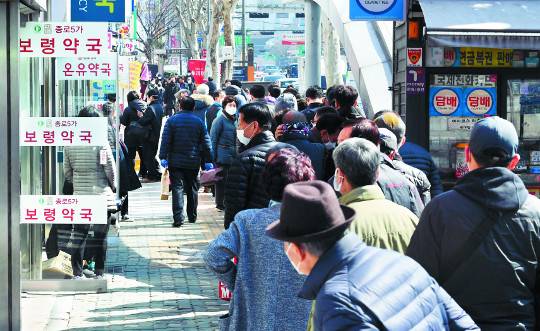 시민들이 5일 서울 종로5가 약국거리에서 마스크를 사기 위해 길게 줄 지어 서 있다. 정부는 신종 코로나바이러스감염증 확산으로 마스크 품귀현상이 발생함에 따라 수급 안정화를 위해 마스크 생산과 유통, 분배 모든 과정을 정부가 100% 관리키로 했다. 최현규 기자