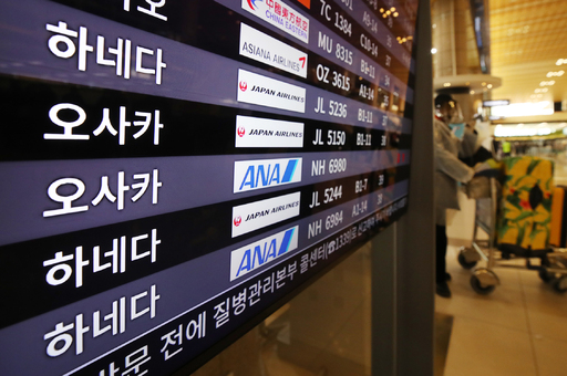 일본 정부가 한국과 중국에 대한 사실상의 입국금지 조치를 취한 이튿날인 6일 오전 김포국제공항 국제선 청사 모니터에 일본행 항공편이 표시돼 있다. 연합뉴스