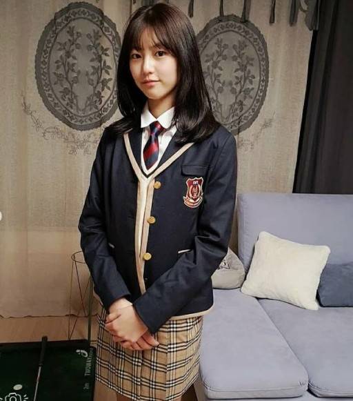 배우 박연수가 딸 송지아의 교복 입은 모습을 6일 자신의 SNS에 공개했다. 송양은 중학 입학 예정이다. 박연수 인스타그램 캡처