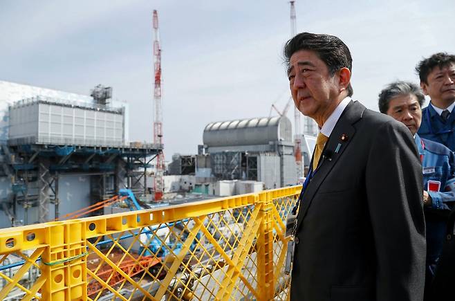 지난해 후쿠시마 원전사고 현장을 찾은 아베 신종 일본 총리 모습. /AFPBBNews=뉴스1