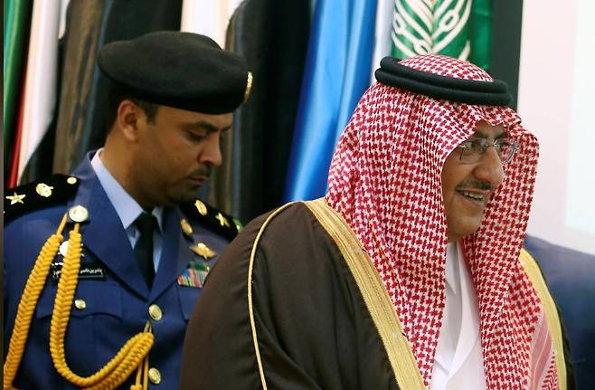 사우디의 모하메드 빈 나예프 전 왕세자(오른쪽)가 정적이자 현 왕세자인 모하메드 빈 살만 왕자로부터 체포를 당했다. 이로써 빈 살만 왕세자는 사우디의 권력을 사실상 장악하게 됐다. /사진=로이터