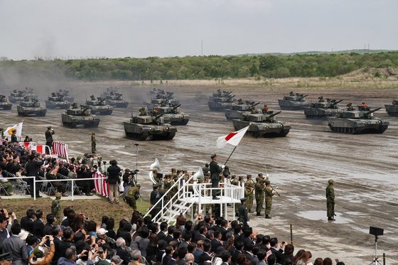2013년 일본 육상자위대 북부방면대 제7사단이 부대 창설 58주년을 맞아 분열하고 있다. [사진 위키피디아]