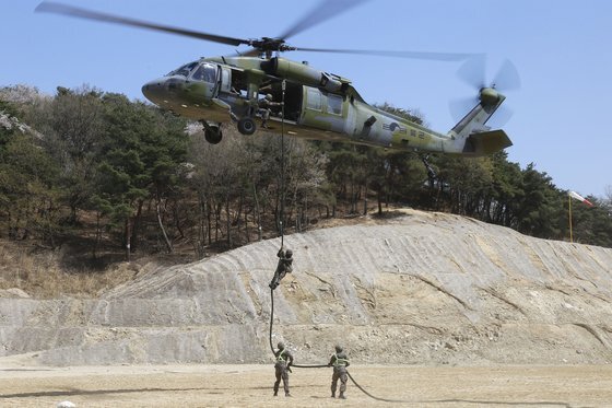 육군 7군단 소속 보병이 UH-60 헬기에서 레펠로 내리고 있다. [사진 육군]