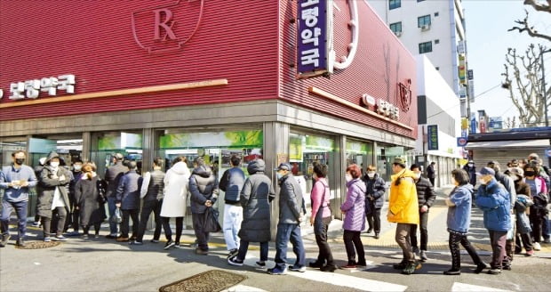 ‘마스크 5부제’ 시행을 하루 앞둔 8일 서울 종로의 한 약국 앞에 마스크를 사려는 시민들이 길게 줄을 서 있다.  신경훈 기자 khshin@hankyung.com