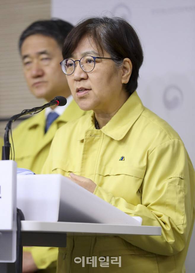 정은경 본부장이 브리핑을 하고 있다.