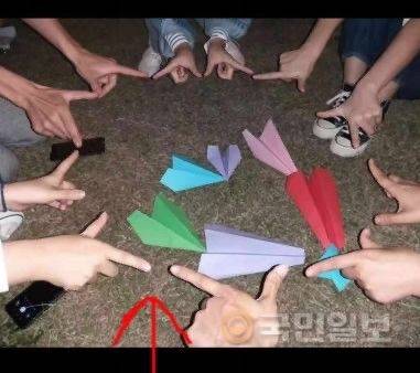 신천지 신도들이 신천지 특유의 제스처인 '승리의 브이(가위)' 표식을 하며 단체사진을 찍는 모습.