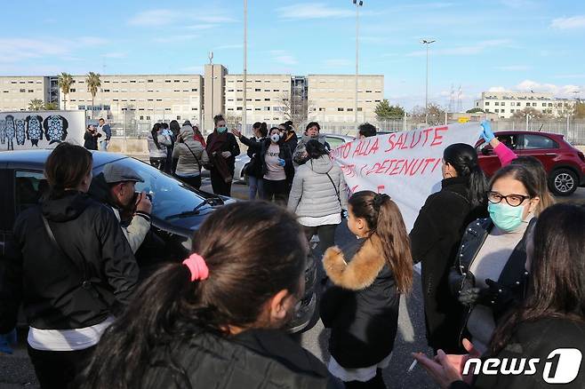 9일 나폴리의 한 교도소 앞에서 수감자들의 가족이 시위를 벌이고 있다. © AFP=뉴스1