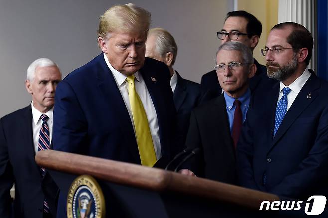 도널드 트럼프 미국 대통령이 9일(현지시간) 백악관에서 열린 신종 코로나바이러스 감염증(코로나19) 태스크포스 기자회견에 참석하고 있다. © AFP=뉴스1