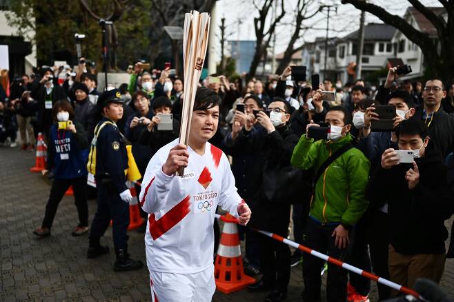지난달 15일 일본 도쿄에서 열린 올림픽 성화봉송 리허설 장면. 코로나19 여파로 12일 그리스 올림피아에서 열리는 성화채화식도 36년 만에 무관중으로 진행된다. [AFP=연합뉴스]