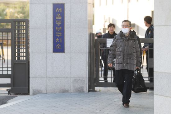 3억원대 뇌물·성접대 혐의와 관련해 1심에서 무죄를 선고받은 김학의 전 법무부 차관이 지난해 11월 22일 오후 서울 동부구치소에서 석방되어 나오고 있다. 연합뉴스