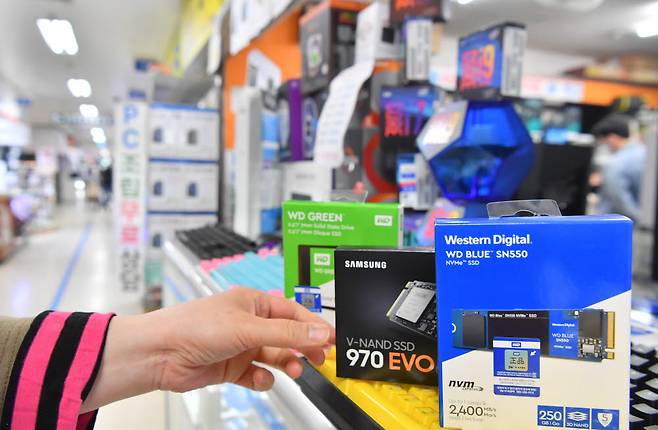 PC 주요부품 중 SSD공급이 원활하지 않아 가격 상승으로 이어지고 있다. 삼성전자, 웨스턴 디지털, 마이크론 등 주요 제조사 SSD 가격이 연초 대비 상승세를 보였다. 10일 서울 용산전자상가 PC조립 매장에 SSD 카드가 진열돼 있다.