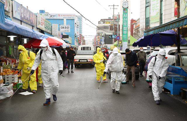 충남 서산시 방역요원들이 코로나19 확진자가 다녀간 시장을 소독하고 있다. 서산시 제공
